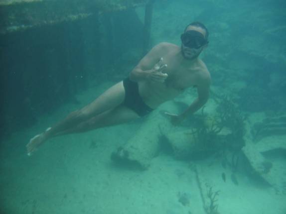 Explorando barco afundado em uma das ilhas de San Blás, na costa do Panamá